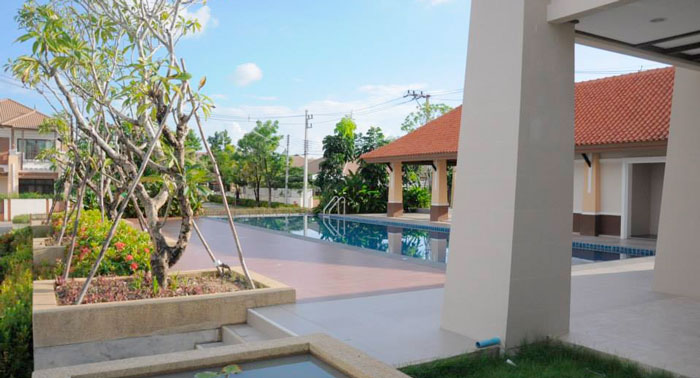 อาคารสโมสรและสระว่ายน้ำ