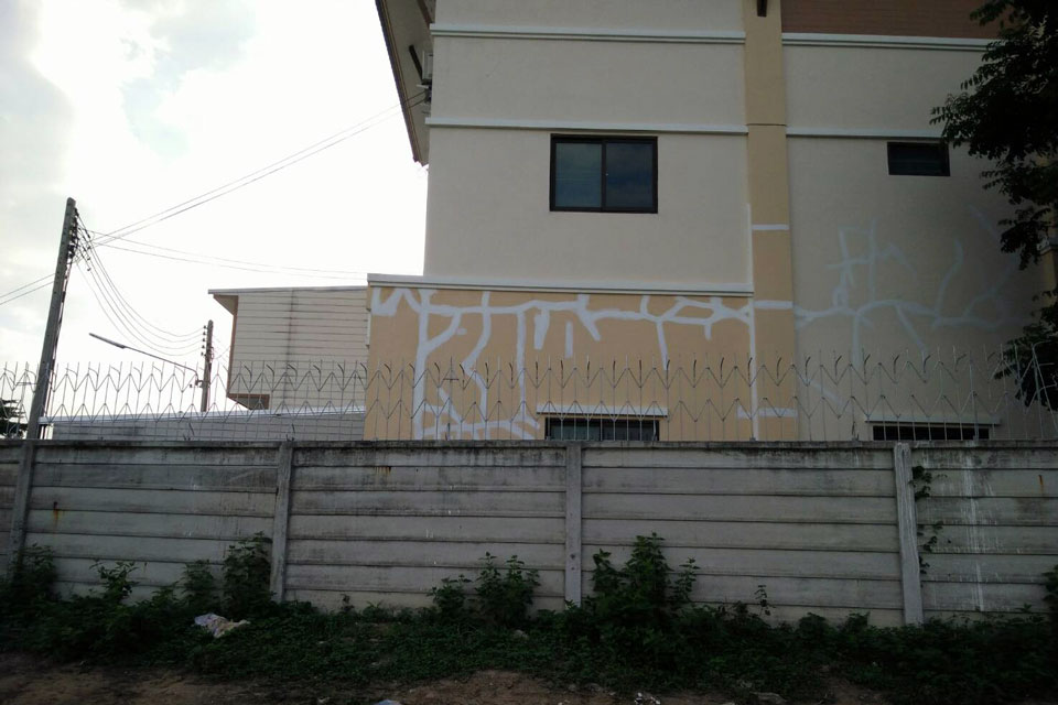 รั้วทำจากอาคารพาณิชย์ไปรอบหมู่บ้าน