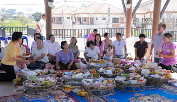 เลี้ยงพระเพลเสริมสิริมงคลหมู่บ้าน