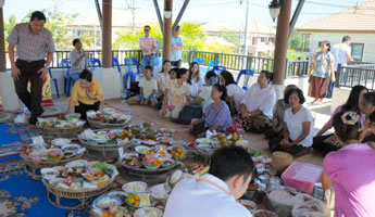 เลี้ยงพระเพลเสริมสิริมงคลหมู่บ้าน