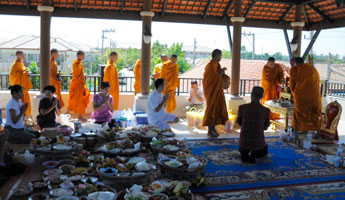 เลี้ยงพระเพลเสริมสิริมงคลหมู่บ้าน