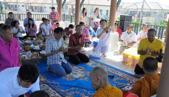 เลี้ยงพระเพลเสริมสิริมงคลหมู่บ้าน