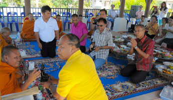 เลี้ยงพระเพลเสริมสิริมงคลหมู่บ้าน