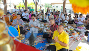 เลี้ยงพระเพลเสริมสิริมงคลหมู่บ้าน