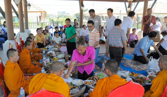 เลี้ยงพระเพลเสริมสิริมงคลหมู่บ้าน