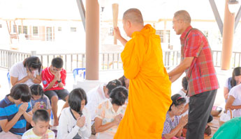 เลี้ยงพระเพลเสริมสิริมงคลหมู่บ้าน