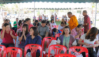 เลี้ยงพระเพลเสริมสิริมงคลหมู่บ้าน