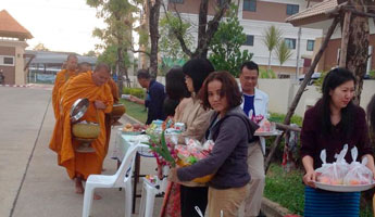 ตักบาตรพระวันอาทิตย์