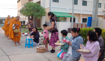 ตักบาตรพระวันอาทิตย์