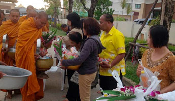 ตักบาตรพระวันอาทิตย์