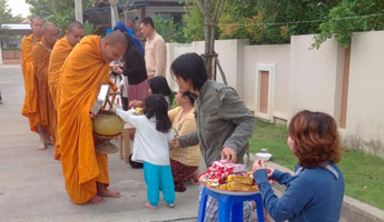 ตักบาตรพระวันอาทิตย์
