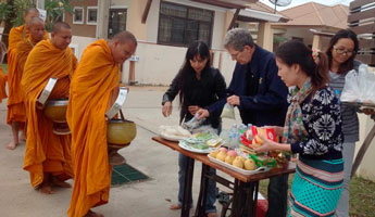 ตักบาตรพระวันอาทิตย์