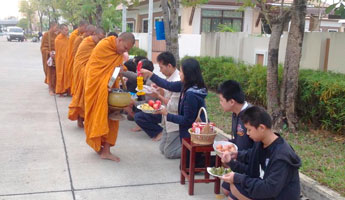 ตักบาตรพระวันอาทิตย์