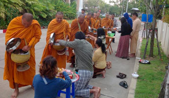 ตักบาตรพระวันอาทิตย์