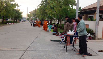 ตักบาตรพระวันอาทิตย์